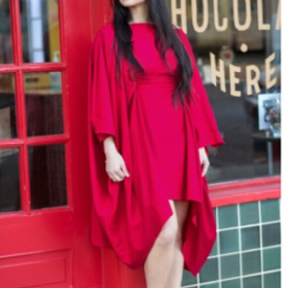 RED FIGURE-FLATTERING CAFTAN - Picture 1 of 4